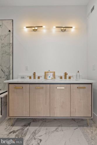 654 13 St, Philadelphia PA 19123-2427 exterior