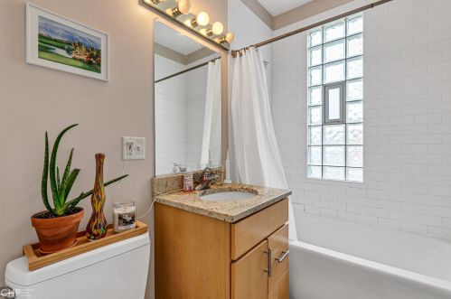 1506 Wolfram St, Chicago IL 60657-4017 exterior