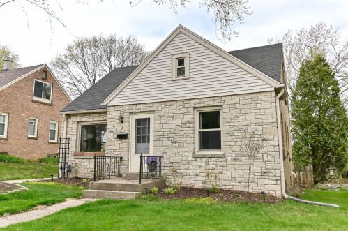 5710 Valley Forge Dr, Milwaukee, WI 53213-3229