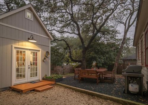 905 Ebony St, Austin, TX 78704-1637