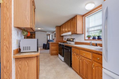 8 Rex Dr, Concord NH 03303-4166 exterior