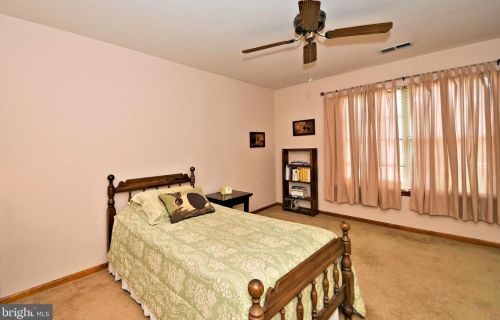 910 Foxmeadow Dr, Limerick PA 19468-1552 exterior