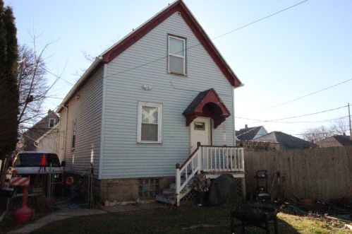 525 Dover St, Milwaukee, WI 53207-2105