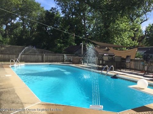 142 Beechwood Dr, Red Bank NJ 07702 exterior