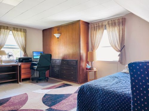 47 Cornell Dr, Clark NJ 07066-3206 exterior