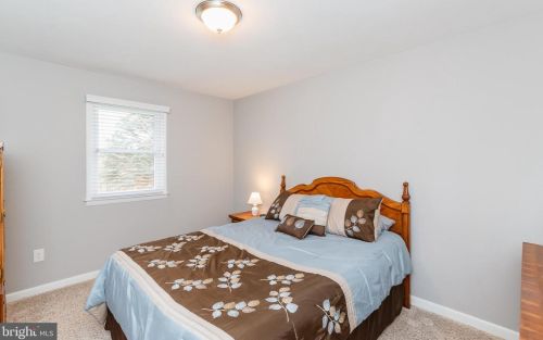 33 Vly Vw Dr, Hanover PA 17331-8307 exterior