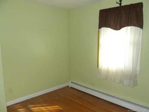 42 Mathewson Ave, Enfield CT 06082-4353 exterior