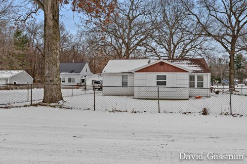 2386 Manahan Ave, Meskegon MI 49444-2666 exterior