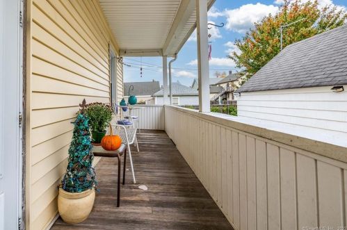 3 St, Windsor Locks CT 06096-1357 exterior