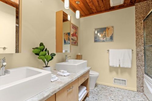 10 Hockanum Rd, Westport CT 06880-2121 exterior