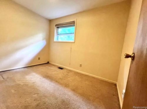 5204 Park Lake Rd, East Lansing MI 48823-3800 exterior