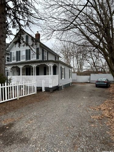 24 Simon St, Babylon NY  11702-2326 exterior