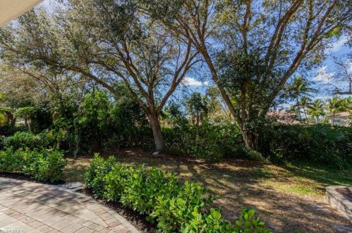 132 Stanhope Cir, Naples FL 34104-0807 exterior