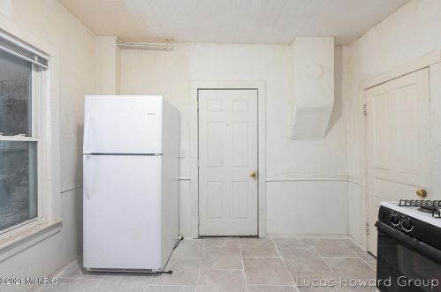 701 Vries St, Grand Rapids MI 49503-8118 exterior