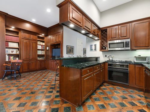 2042 Cleveland Ave, Chicago IL 60614-4509 exterior