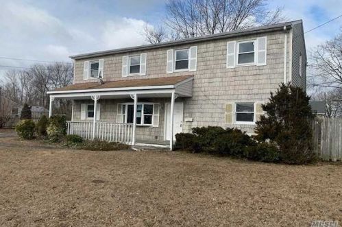 39 Ash St, Central Islip NY 11722-3828 exterior