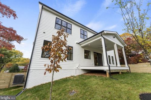 1327 Mayflower Dr, Mc Lean VA 22101-3405 exterior