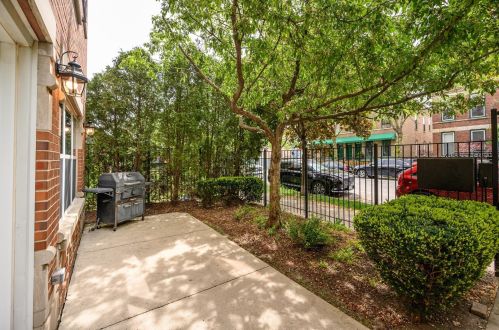 2440 Harrison St, Chicago, IL 60612-4083