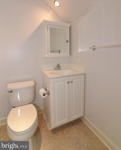 713 Carpenter Rd, Alexandria VA  22314-6227 exterior