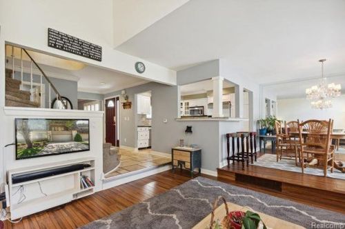 1201 Oakwood Ct, Rochester MI 48307-2539 exterior