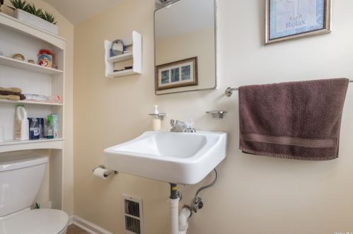 991 Kahle St, Bohemia NY 11716-2104 exterior