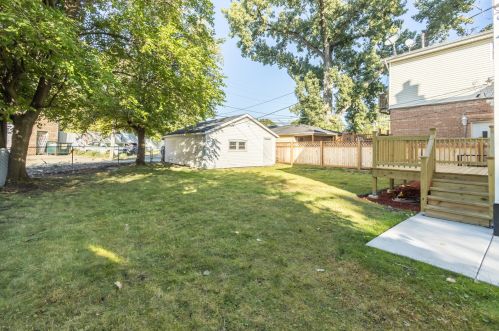 8542 Oglesby Ave, Chicago IL 60617-5251 exterior