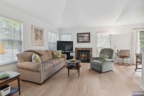 72 Fromm Ct, Mahwah NJ  07430-2958 exterior