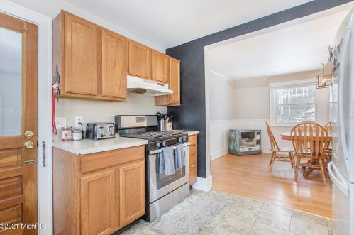 1302 Wealthy St, Grand Rapids MI 49506-2562 exterior