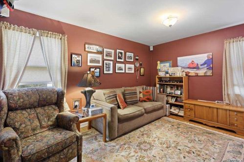 218 Woodsome Rd, Babylon NY 11702-3319 exterior