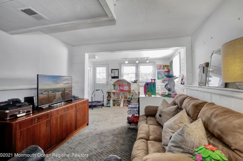 27 Birch Dr, Red Bank NJ 07702 exterior