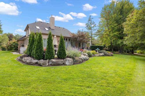 1039 Bloomview Cir, Rochester MI 48307-1728 exterior