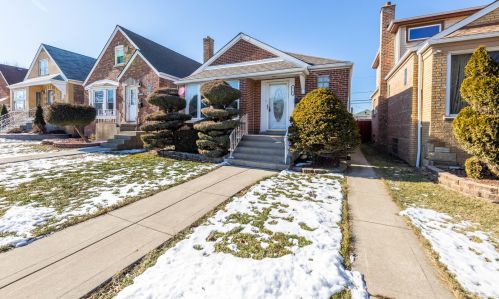 6742 Komensky Ave, Chicago, IL 60629-4112