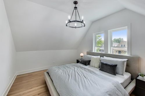 2830 Barry Ave, Chicago IL  60618-7016 exterior