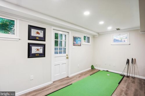 18052 Ml Crk Dr, Rockville MD 20855-1000 exterior