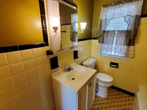 2733 Roosevelt Dr, Milwaukee WI 53216-1838 exterior