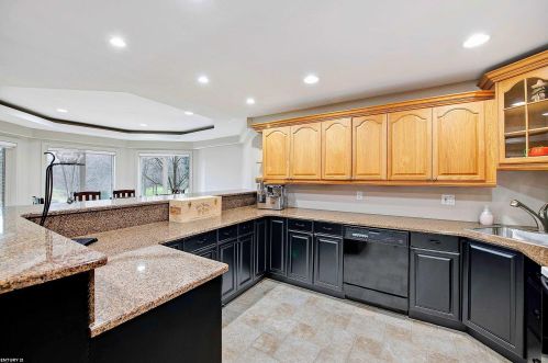 1140 Autumnview Dr, Rochester MI 48307-6060 exterior