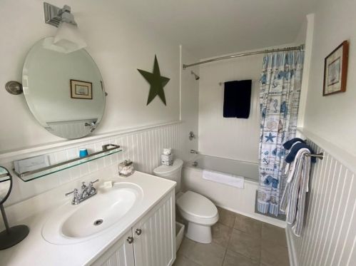 205 Spg St, Middletown RI 02840-6804 exterior