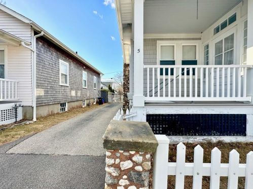 5 Harvard St, Middletown, RI 02840-1420