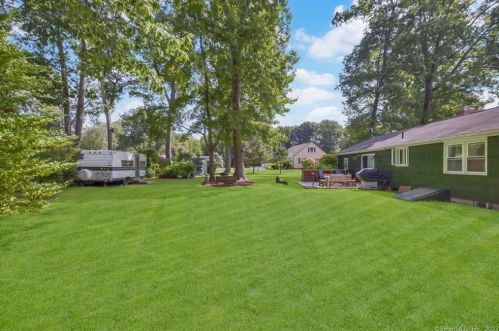 17 Shady Oak Dr, Enfield CT 06082-2311 exterior