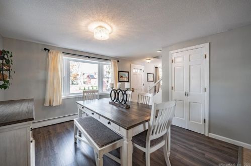 84 Spg St, Windsor Locks CT 06096-2207 exterior