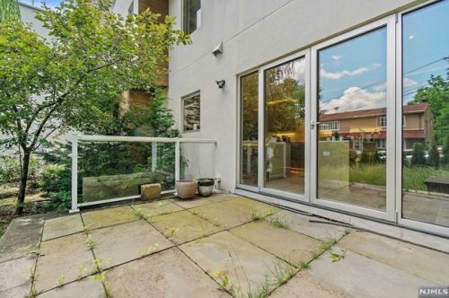 24 Casta Ln, Edgewater NJ 07020-1504 exterior