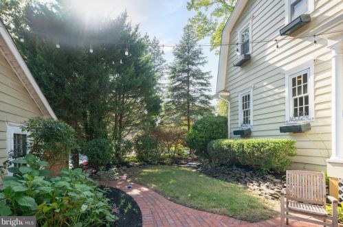 400 Beechwood Ave, Tavistock NJ 08033-1105 exterior