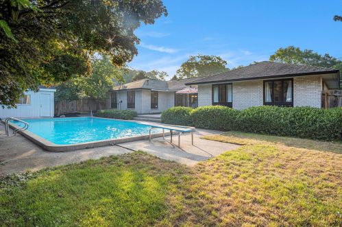 652 Ruddiman Dr, Meskegon MI 49445-2867 exterior