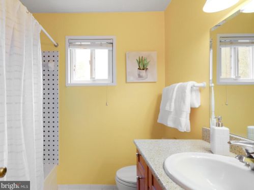 16 Arlive Ct, Rockville MD 20854-2978 exterior