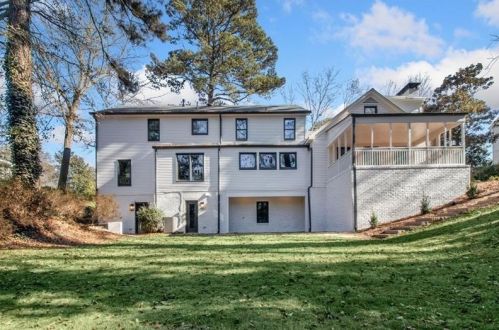 6160 Heards Creek Dr, Atlanta GA  30328-3635 exterior