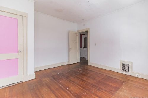 43 Elro St, Manchester CT 06040-4228 exterior