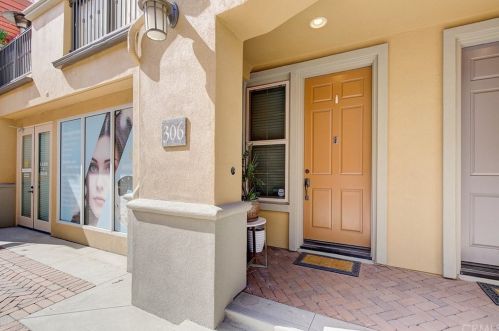 306 District Ct, Fullerton, CA 92832-2479