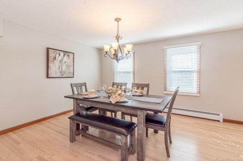 4 Celtic Ct, Enfield CT 06082-5777 exterior