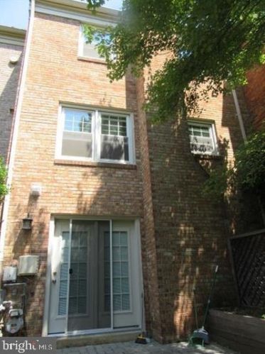 1551 Dunterry Pl, Mc Lean VA  22101-4316 exterior