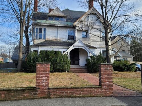 8 Central Ave, Newton, MA 02460-1707